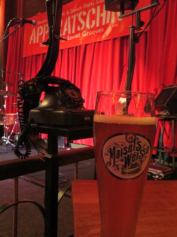 Warten auf den Start: ein Bier, ein Telefon, und kein Schwein ruft mich an ... aber gleich geht's los