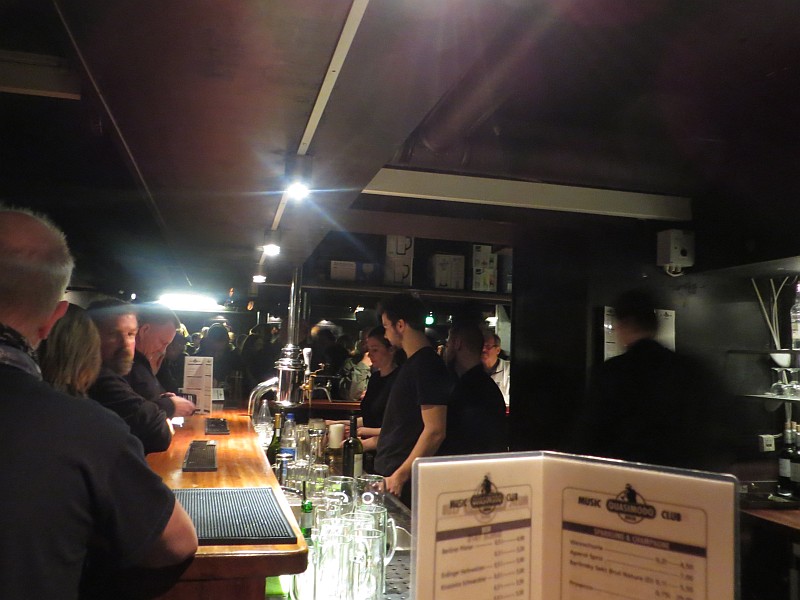 Quasimodo Berlin, vor dem Konzert an der Theke